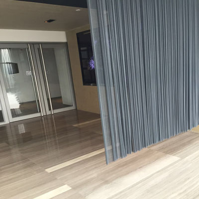 Cortinas de rolos de metal 80% Área de abertura 1,0 mm Diâmetro de fio Cortinas de divisória internas