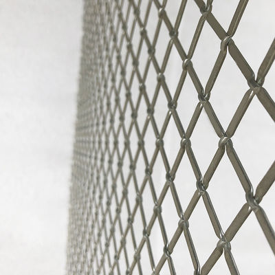 Insertos de malha metálica para portas de armários modernos que combinam apelo estético com ventilação funcional em unidades de armazenamento
