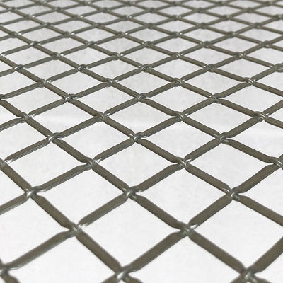 Insertos de malha metálica para portas de armários modernos que combinam apelo estético com ventilação funcional em unidades de armazenamento