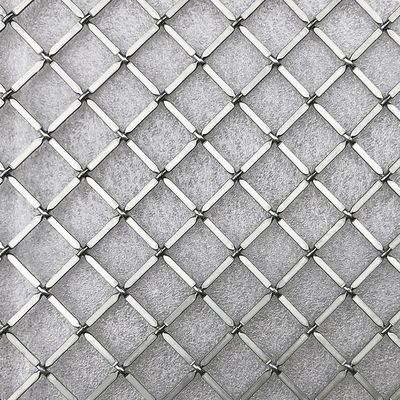 Insertos de malha metálica para portas de armários modernos que combinam apelo estético com ventilação funcional em unidades de armazenamento